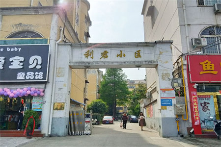报晓新村旁，精装小三房，步梯三楼，拎包入住，浉河中學本校！！